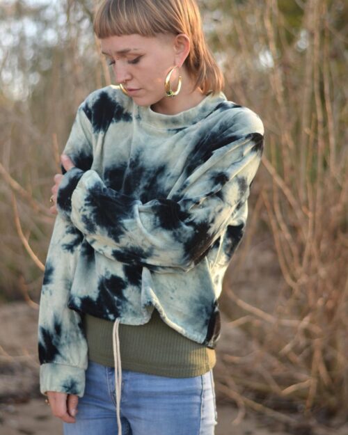 fleece-pulliver-mit-batik-muster-blau